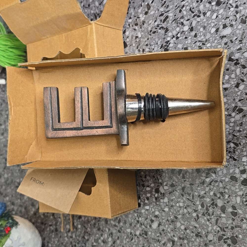 💕 Kirkland's bottle stopper letter "E"